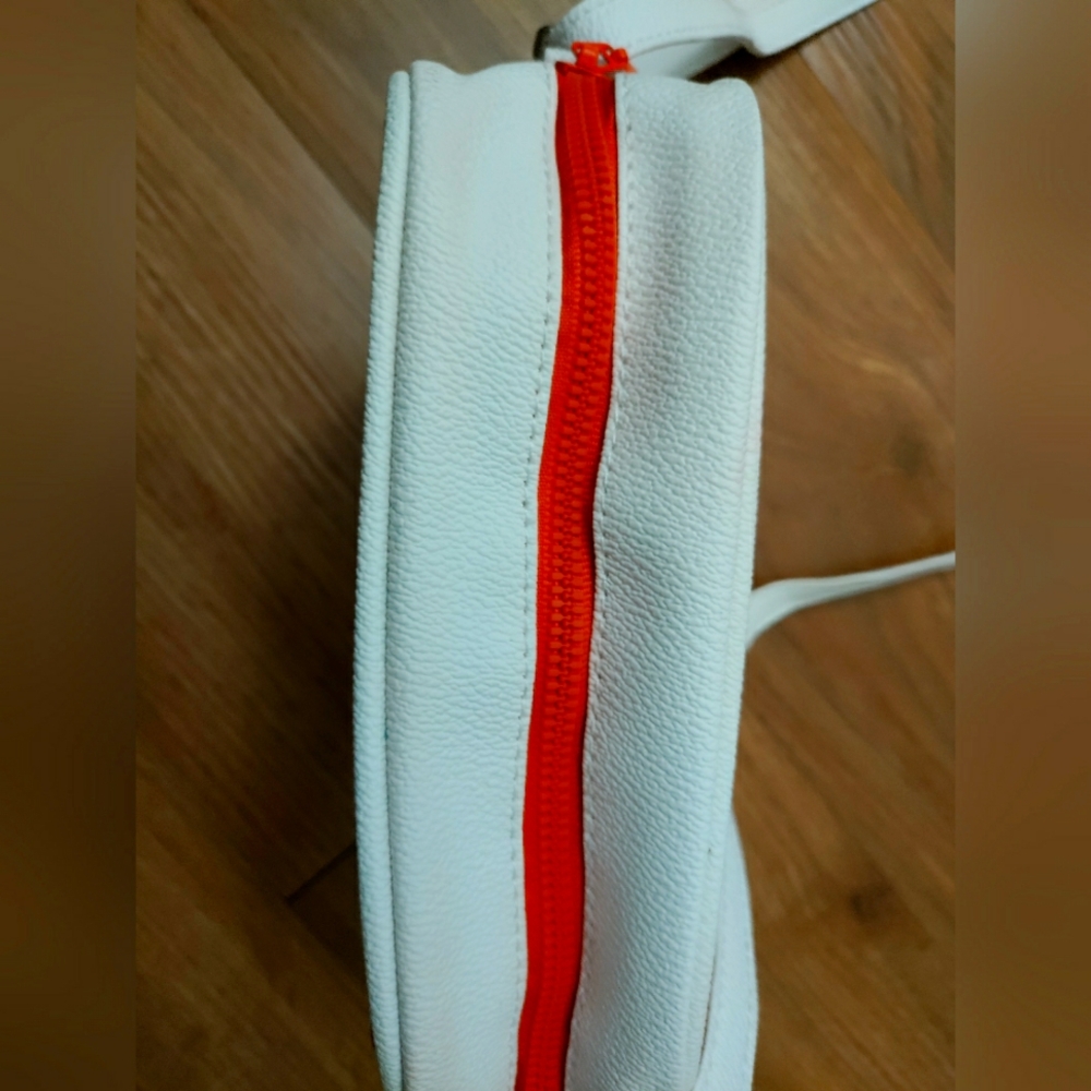 White and Red Graphic Women's Bag - Picture 3 of 4
